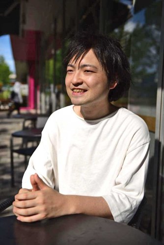インタビューに応じる清水晴木さん＝千葉市美浜区