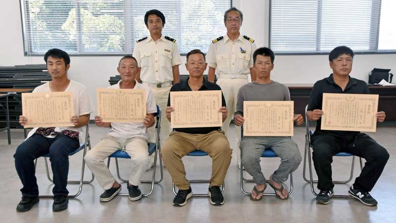 勝浦海上保安署から表彰を受けた（前列右から）山崎さん、徳永さん、浜崎さん、亘さん、白山さん。石井さんは所用で欠席＝鴨川市