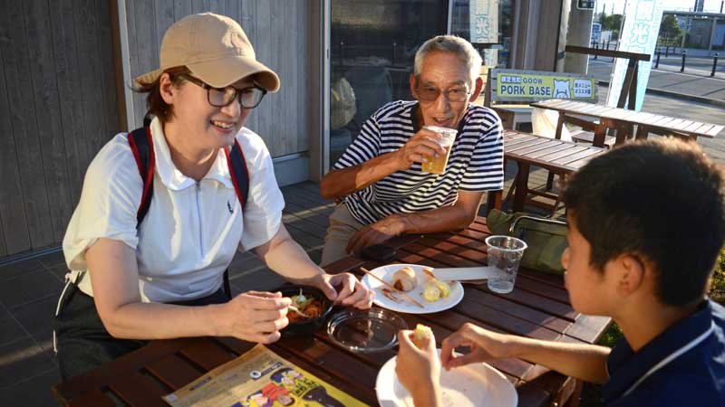 横芝駅前の観光案内所「ヨリドコロ」で食事やビールを楽しむ家族＝７月２８日夜、横芝光町