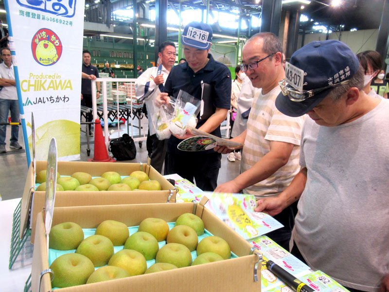 市場関係者でにぎわう「市川のなし」イベント会場＝東京・大田市場