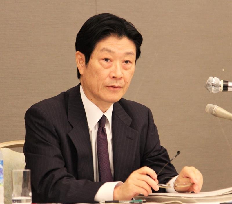 記者会見で質問に答える日銀の内田副総裁＝２日、千葉市中央区

