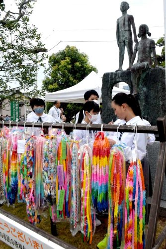 平和の祈りが込められた千羽鶴を像の前につるす中学生ら＝１日、匝瑳市