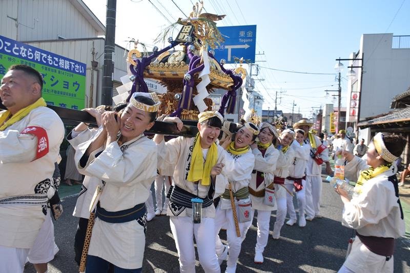 元気に田町区のみこしを揺らす担ぎ手ら＝４日、匝瑳市
