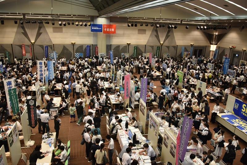 公私立の高校など約１６０校が出展した首都圏進学フェア＝５日、千葉市美浜区
