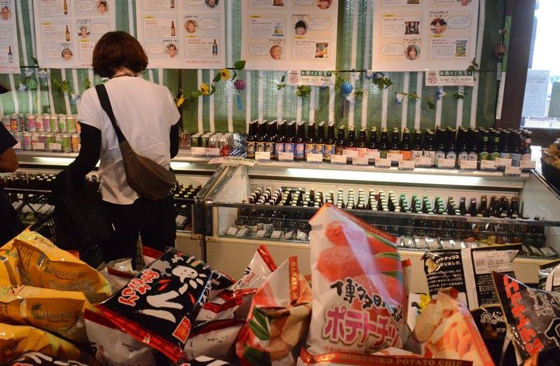 全国各地の地ビールやポテトチップスが並ぶ＝１１日、東金市
