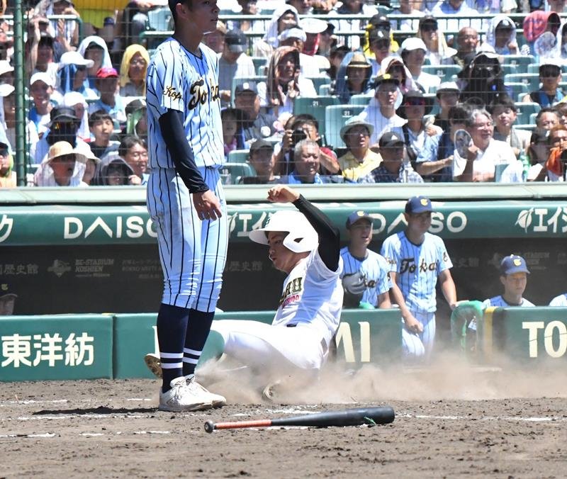 専大松戸─東海大甲府　４回裏専大松戸２死二、三塁、悪送球の間に三走に続き二走上迫田も生還＝甲子園