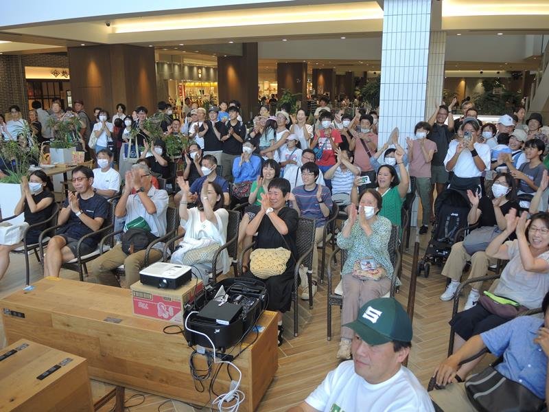 専大松戸高ナインの甲子園での奮闘に、ＰＶ会場でエールを送って盛り上がる大勢の松戸市民ら＝１２日、同市

