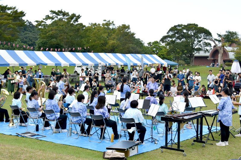 下総みどり学園吹奏楽部の演奏で幕開けした「下総ふるさとふれあい納涼まつり」＝１６日、成田市下総運動公園