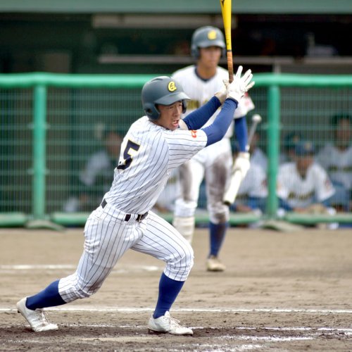 千葉商－中央学院　３回表中央学院２死二塁、中村が右前適時打を放ち３－０とリードを広げる＝成田大谷津球場