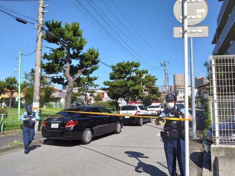 現場近くでは規制線が張られた＝2日午前９時ごろ、千葉市花見川区