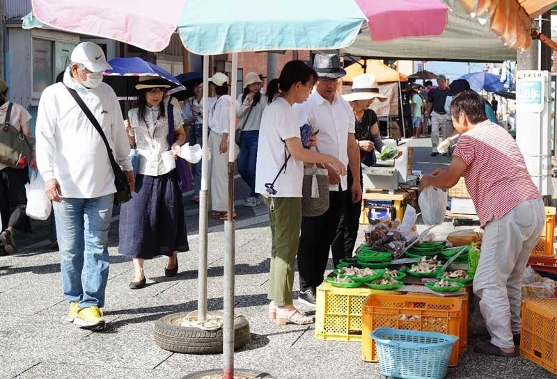 地元の人や観光客でにぎわう勝浦朝市＝８月１９日、勝浦市
