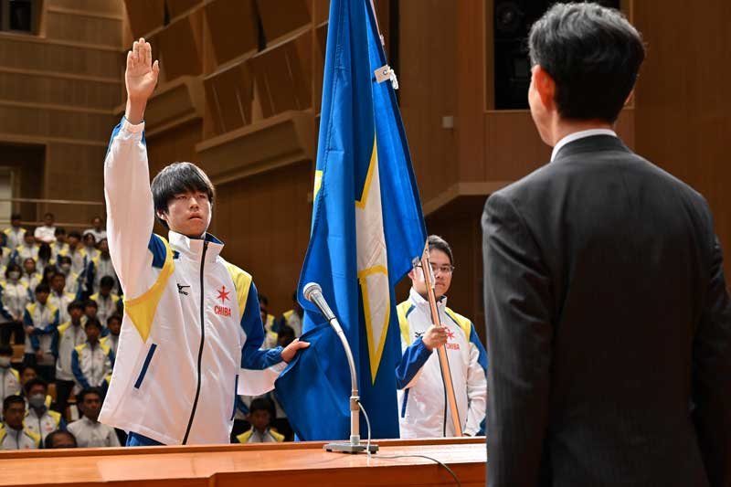 選手宣誓をする古屋凛之佑（左）と旗手の公賀亜久理＝千葉県教育会館