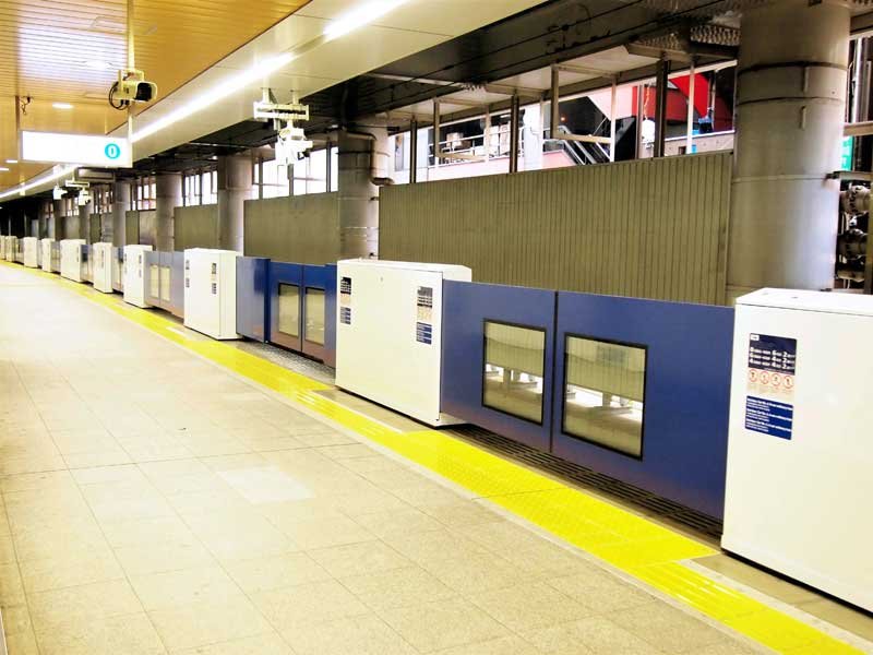 日暮里駅に設置されているホームドア（京成電鉄提供）