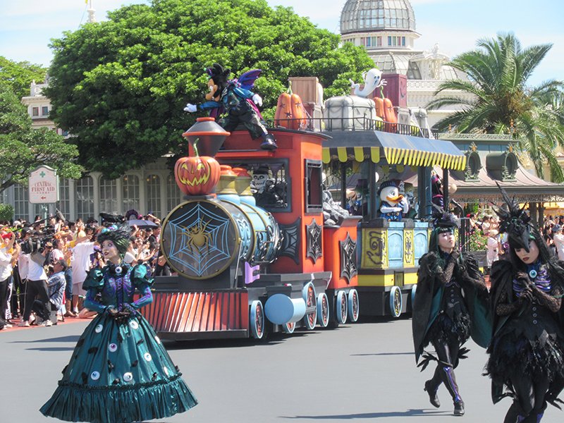 酷暑のなか行われたハロウィーンのパレード＝東京ディズニーランド