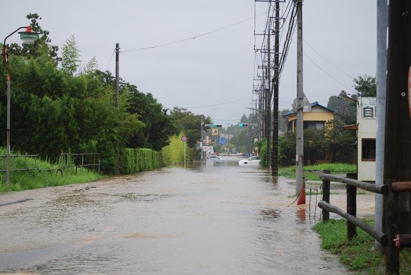 大雨で冠水したながらこども園前の県道＝８日午後１時５０分ごろ、長柄町鴇谷

