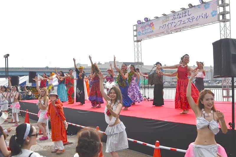 ステージで踊る参加者たち＝船橋市の船橋港親水公園