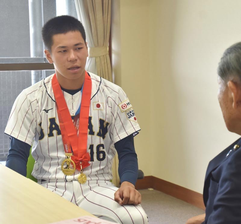 安田投手、鴨川に凱旋　Ｕ―１８Ｗ杯初Ｖ、甲子園出場を市長に報告　