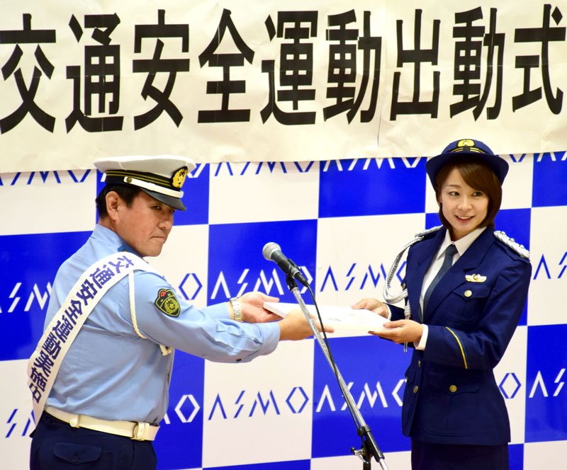 一日警察署長の委嘱状を受け取る相川さん（右）＝２０日、茂原市