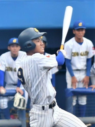 木更津総合―中央学院　７回表中央学院２死一、二塁、２点三塁打を放つ颯佐＝県総合ＳＣ
