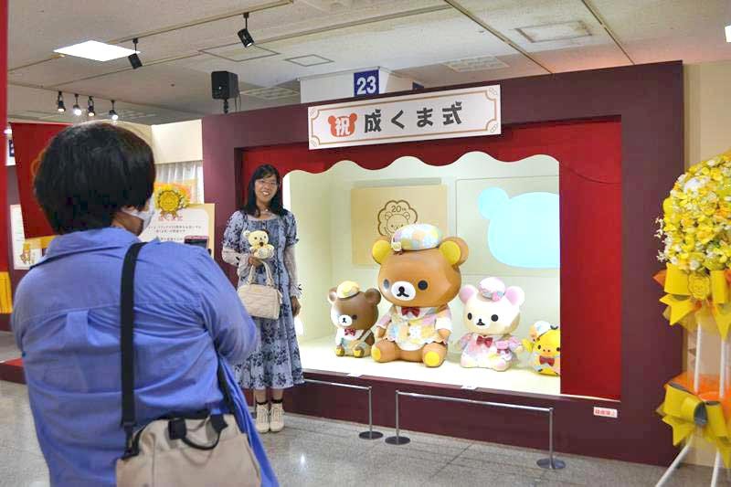 晴れ着姿のリラックマと仲間たちが並ぶ撮影コーナー＝船橋市の東武百貨店船橋店