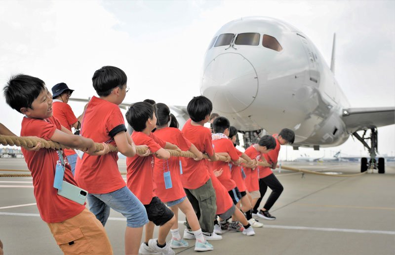 【動画あり】「動いた！」巨大航空機と綱引き　親子２５０人、勝負挑み勝利　成田空港