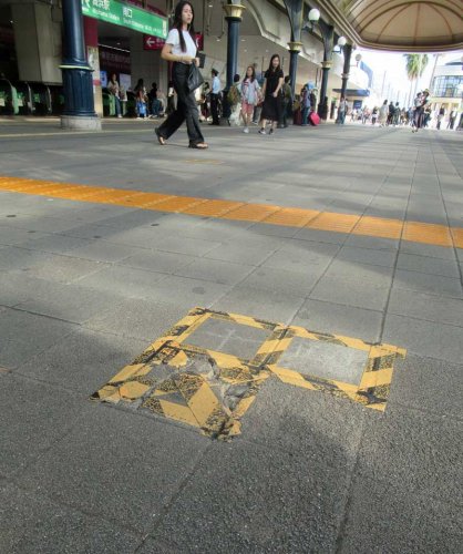 改修工事が始まる南口デッキ。手前が破損した部分＝舞浜駅南口