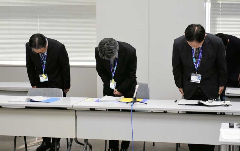 懲戒処分を発表し、陳謝する県教委の担当者＝１８日、千葉県庁