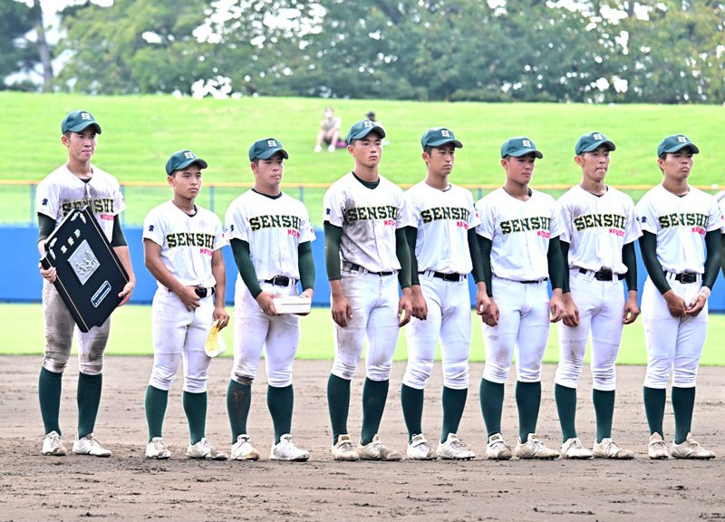 準優勝し表彰式に臨む専大松戸ナイン＝県総合ＳＣ