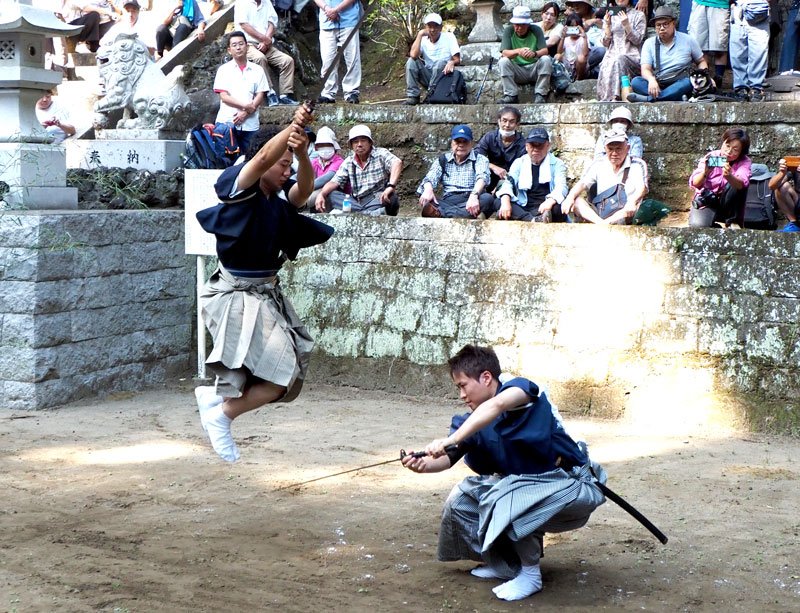 ２人の演者が武具を手に相対し、気合鋭く技を披露した「棒術」＝１日、君津市
