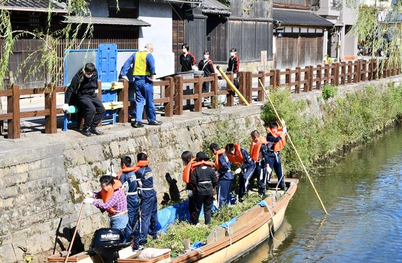 佐原の大祭秋祭りを控え、小野川の清掃を行う高校生ら＝香取市

