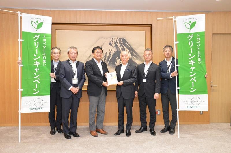 神谷市長（左から３人目）に目録を手渡す清水社長＝千葉市役所
