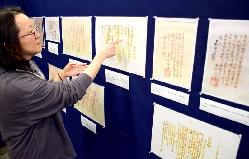 関東大震災関係の資料を説明する学芸員＝睦沢町立歴史民俗資料館
