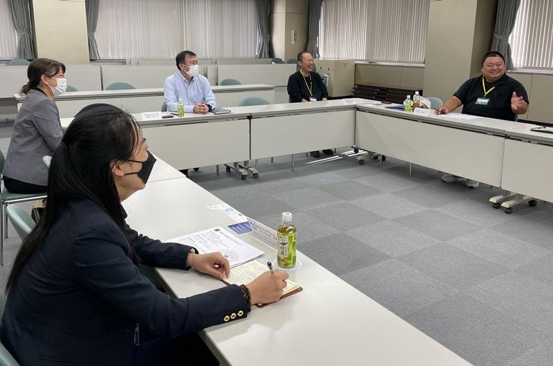 雑談形式でわきあいあいと議論するワークショップ参加者＝千葉市中央区の千葉信用金庫本店
