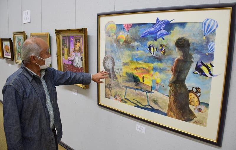 展示作品を解説する濱田芳久代表＝茂原市立美術館・郷土資料館
