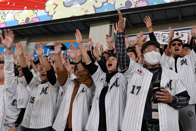 １回の２本塁打に喜ぶ千葉ロッテファン＝１４日、千葉市美浜区のＺＯＺＯマリンスタジアム
