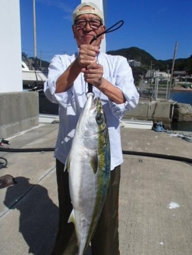 保田沖で釣り上げた９・１キロのブリ（写真は「村井丸」提供）
