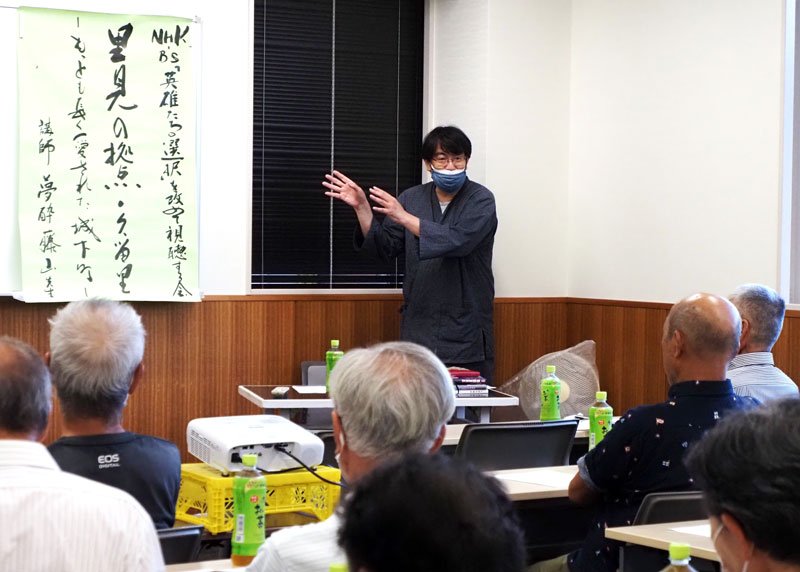 「里見の拠点・久留里」と題して講演する夢酔藤山さん＝君津市