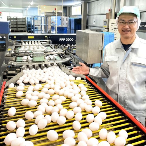 卵の製造ラインについて説明する元木代表

