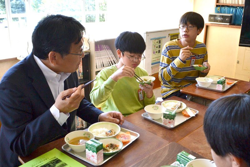 神谷市長（左）と市民の日特別メニューの給食を味わう児童＝１７日、千葉市稲毛区の市立園生小