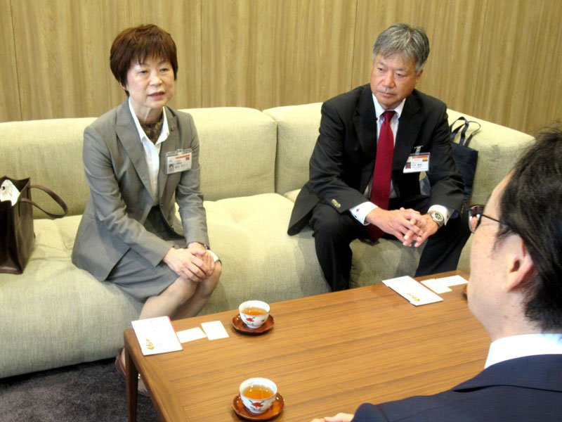 派遣先の国での活動予定などを田中市長（手前）と語り合う桜井さん（左）と小林さん（右）＝市川市役所