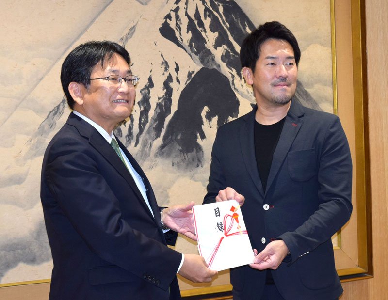 企業版ふるさと納税制度を活用して寄付を行うアトラエの新居ＣＥＯ（右）。左は神谷市長＝１８日、千葉市役所
