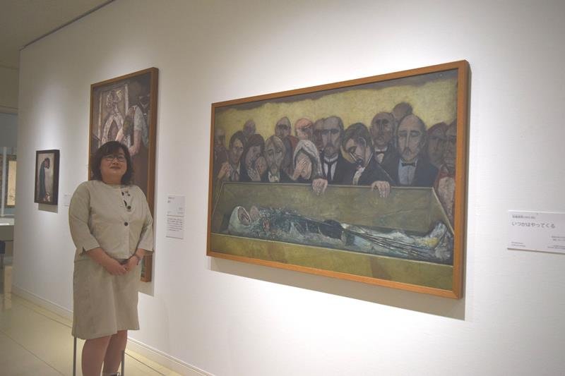 寄贈した宮嶋美明さんの作品を紹介する孫のかをりさん＝千葉市美術館
