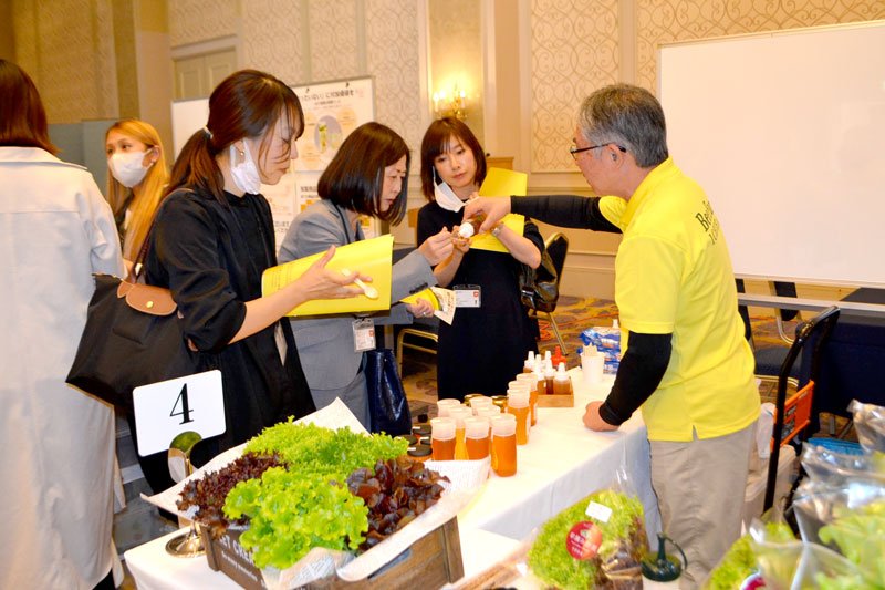 ４市から出展した企業が、試食なども交え自慢の品をＰＲした＝２４日、千葉市中央区