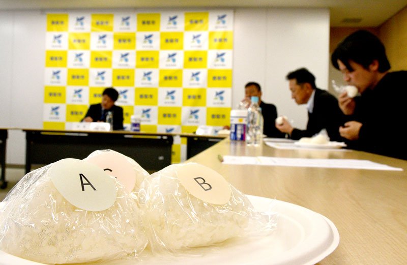 決勝に勝ち進んだコメをおにぎりで試食する審査員＝香取市役所