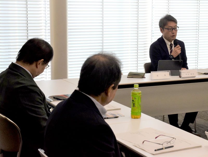 観光・宿泊業が抱える課題解決に向けた研究会であいさつする内山座長（右端）＝２７日、千葉市中央区