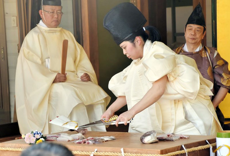 華麗な包丁さばきを披露する坂本さん＝１７日、南房総市