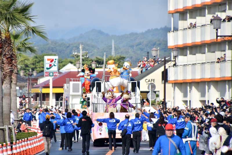 沿道を埋め尽くす大勢の観客に手を振るミッキーやドナルドダックら＝１２日、館山市