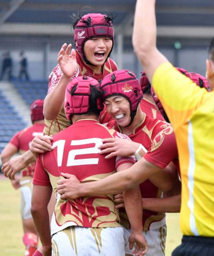 流通経大柏―専大松戸　後半４分、鳥居（１２）がトライを決め、喜ぶ流通経大柏の選手ら＝１２日、柏の葉公園総合競技場