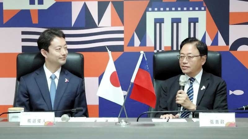 張善政・桃園市長（右）と意見交換する熊谷知事（千葉県提供）