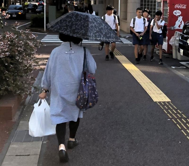 ２６・０度を観測した千葉市中央区では、日傘を差したり半袖姿で歩いたりする人が見られた＝２日、千葉市中央区